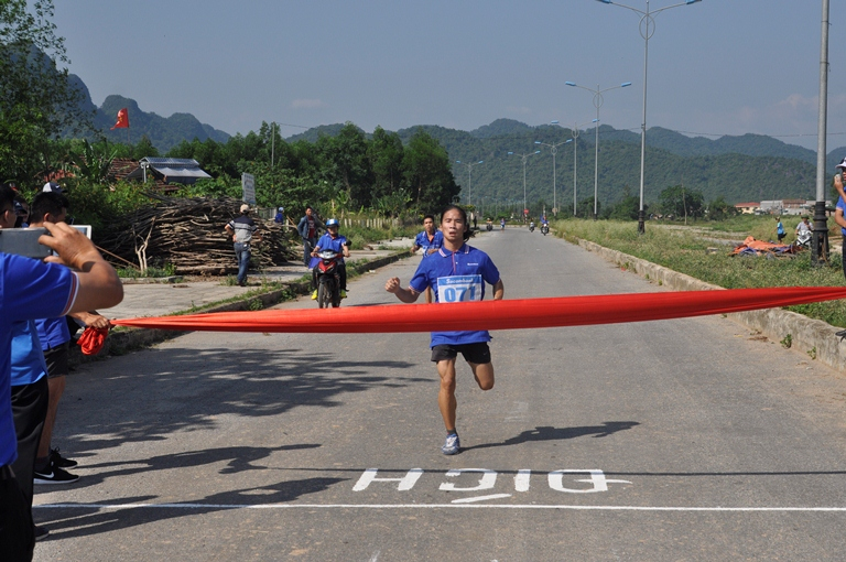 VĐV Cao Thế Quỳnh của đoàn Minh Hóa cán đích đầu tiên ở nội dung nam truyền thống (7km)