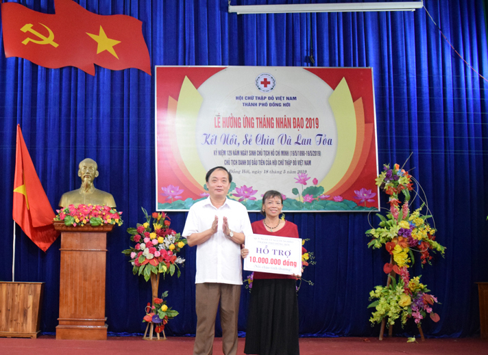 Đại diện lãnh đạo Ủy ban MTTQVN TP. Đồng Hới trao hỗ trợ chương trình “Nồi cháo tình thương” tại lễ hưởng ứng “Tháng Nhân đạo”.