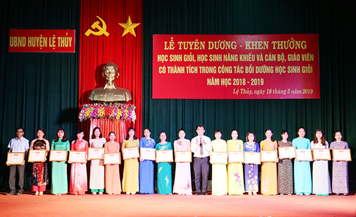 Khen thưởng các thầy cô giáo có thành tích xuất sắc trong công tác bồi dưỡng học sinh giỏi, học sinh năng khiếu đạt thành tích cao năm học 2018-2019.