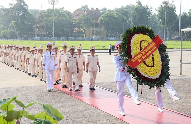 Lanh dao Dang, Nha nuoc dat vong hoa va vao Lang vieng Bac hinh anh 2Đoàn đại biểu Đảng ủy Công an Trung ương đặt vòng hoa và vào Lăng viếng Chủ tịch Hồ Chí Minh. (Ảnh: Dương Giang/TTXVN)