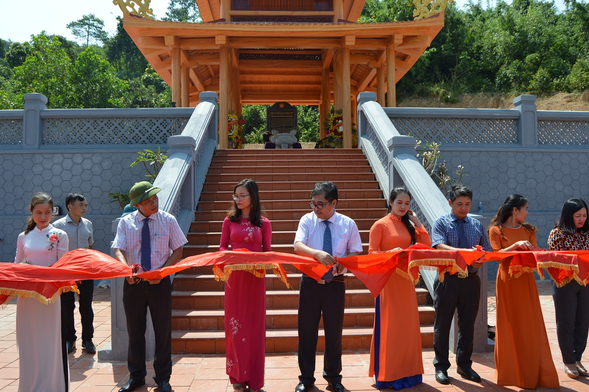 Các đồng chí lãnh đạo huyện Minh Hóa cắt băng khánh thành Khu di tích lịch sử Khe Thui