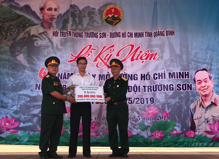 Đại diện Công ty CP Viễn Thông TP. Hồ Chí Minh trao số tiền hỗ trợ 200 triệu đồng cho Hội truyền thống Trường Sơn-đường Hồ Chí Minh tỉnh