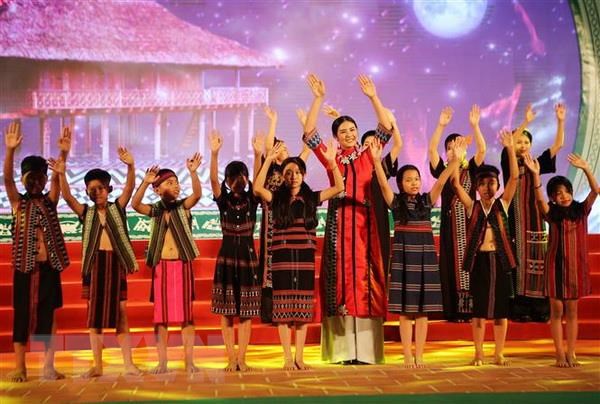Trình diễn bộ sưu tập thổ cẩm Dèng của các dân tộc huyện A Lưới (Thừa Thiên-Huế) của nhà thiết kế Minh Hạnh trong đêm khai mạc ngày hội. (Ảnh: Hồ Cầu/TTXVN)