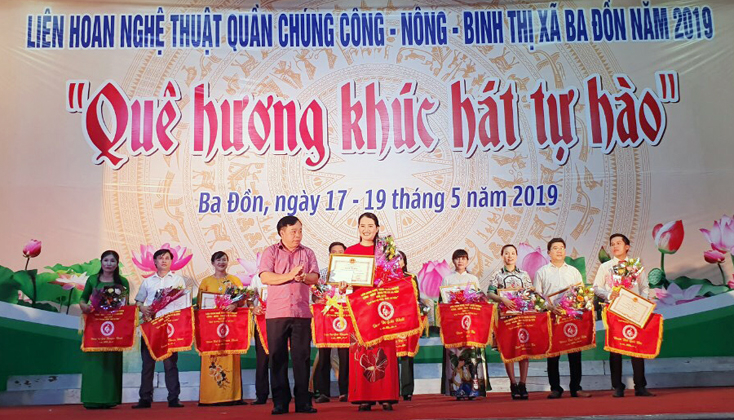 Đại diện lãnh đạo UBND TX. Ba Đồn trao thưởng cho đội xuất sắc đạt giải Nhất.