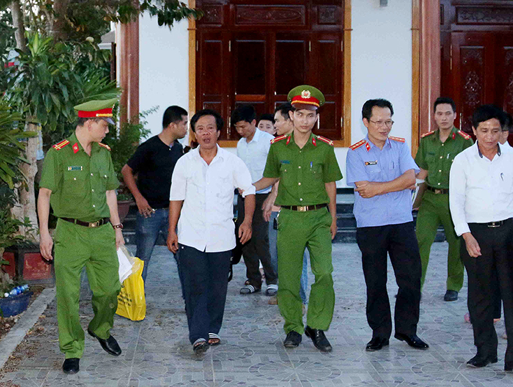 Lực lượng chức năng tiến hành bắt giữ đối tượng Lương Duy Tuyển về hành vi lừa đảo chiếm đoạt tài sản.