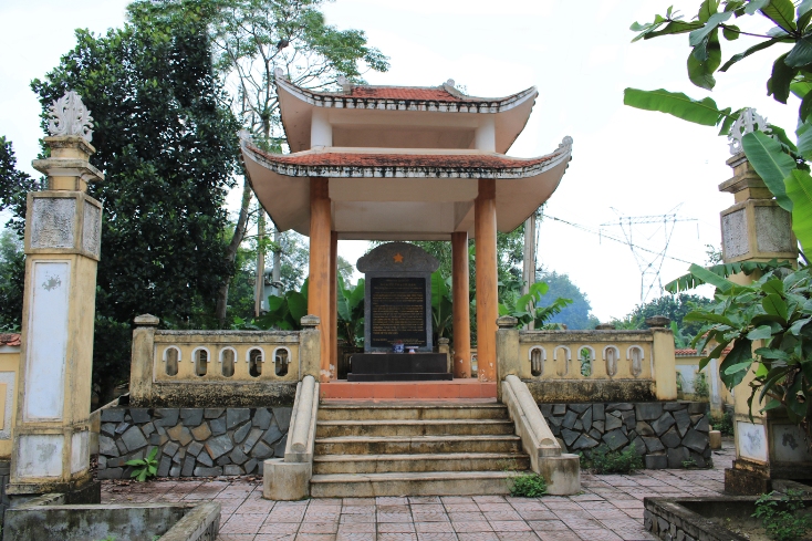 Bia di tích ngã tư Thạch Bàn.