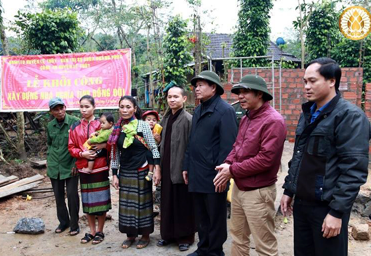 Xây nhà Đại đoàn kết cho các gia đình khó khăn.