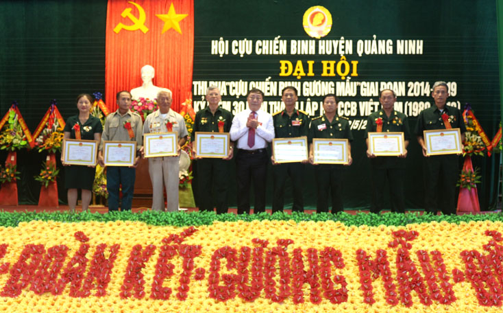 Đồng chí Ngô Hồng Quân, Phó Bí thư thường trực Huyện ủy trao giấy khen cho các tập thể, cá nhân điển hình trong thực hiện phong trào 