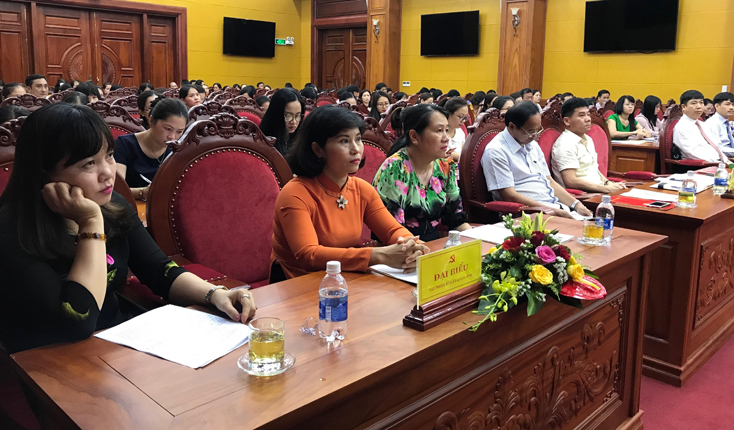 Cán bộ phụ trách lưu trữ lịch sử tham gia hội nghị tập huấn 