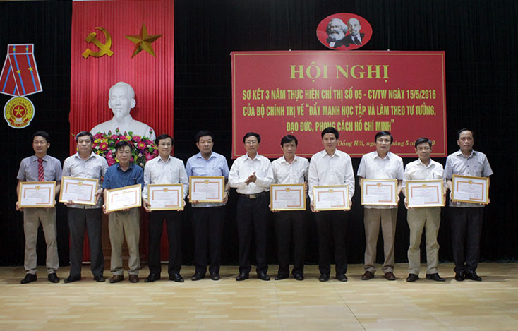 Ban Thường vụ Đảng ủy Khối các cơ quan tỉnh trao giấy khen cho các tập thể xuất sắc trong thực hiện Chỉ thị 05 - CT/TW của Bộ Chính trị