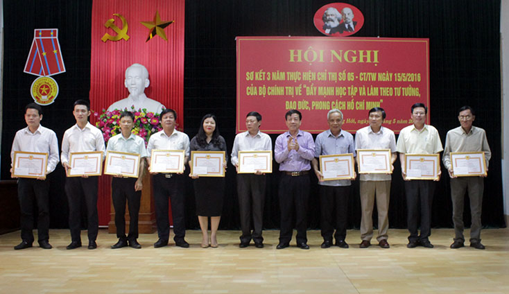 Ban Thường vụ Đảng ủy Khối các cơ quan tỉnh trao giấy khen cho các cá nhân xuất sắc trong thực hiện Chỉ thị 05 - CT/TW của Bộ Chính trị