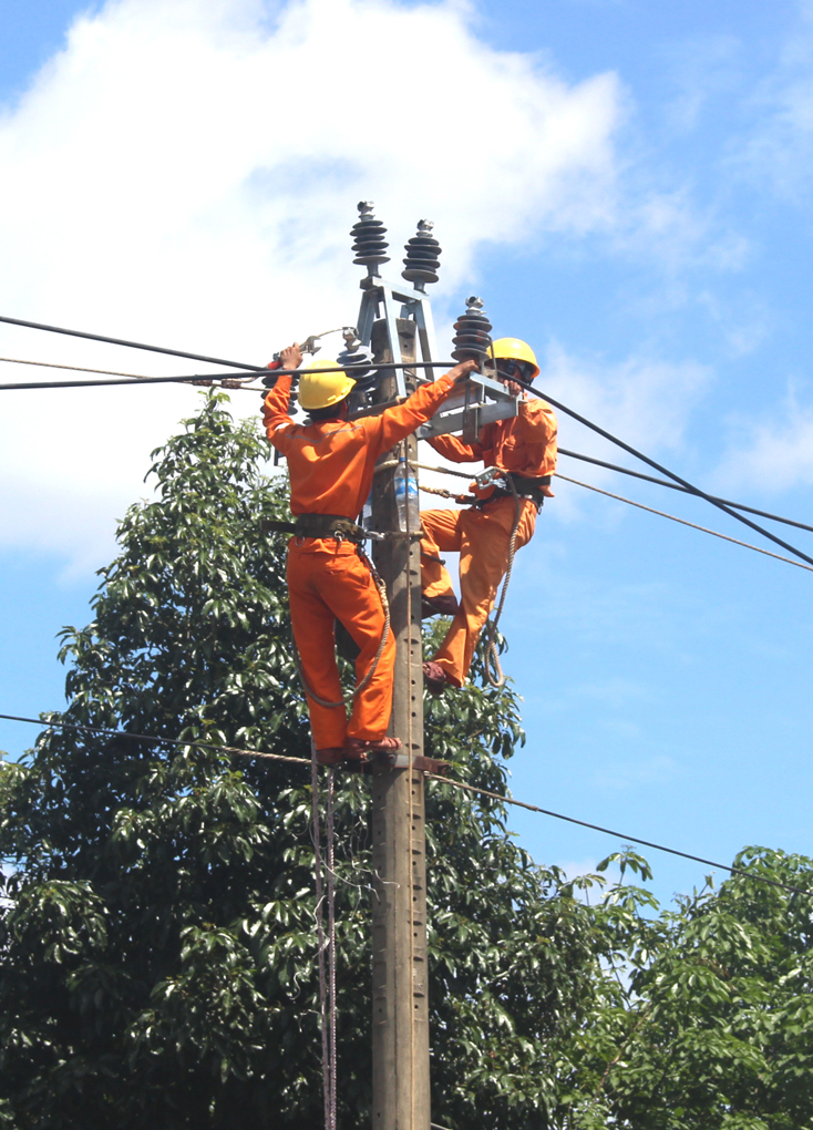 Công nhân Điện lực Minh Hóa vệ sinh xà, sứ trên hệ thống cột lưới điện trung, hạ thế. 
