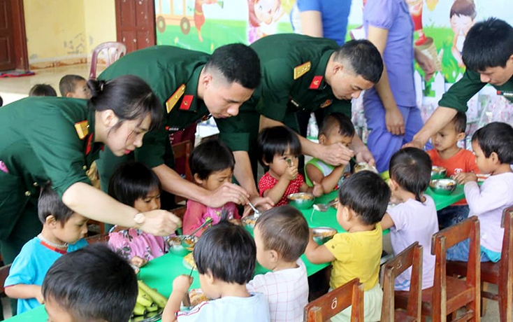 Ban chỉ huy Quân sự huyện Lệ Thủy phối hợp với Phòng Hậu cần, Bộ chỉ huy Quân sự tỉnh tổ chức “bữa cơm cho em” ở bản Bạch Đàn, xã Lâm Thủy, huyện Lệ Thủy.   