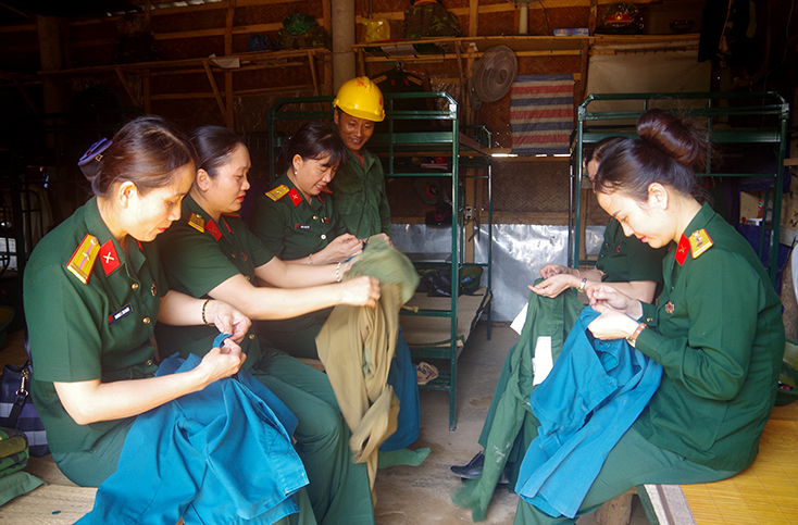 Hoạt động “khâu áo chiến sỹ”. 