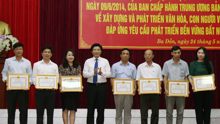 Đại diện lãnh đạo Thị ủy Ba Đồn tặng giấy khen cho các tập thể có thành tích trong thực hiện Nghị quyết số 33-NQ/TW của Ban Chấp hành Trung ương Đảng (khóa XI).