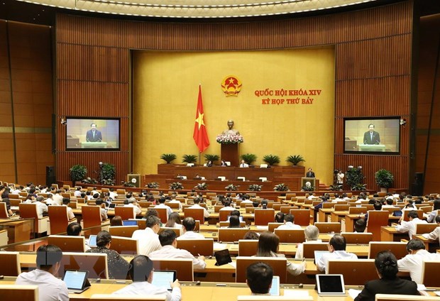 Quốc hội nghe Bộ trưởng Bộ Nội vụ Lê Vĩnh Tân, thừa ủy quyền của Thủ tướng Chính phủ trình bày Tờ trình về dự án Luật sửa đổi, bổ sung một số điều của Luật Tổ chức Chính phủ và Luật Tổ chức chính quyền địa phương; Luật Cán bộ, công chức và Luật Viên chức. (Ảnh: Dương Giang/TTXVN)