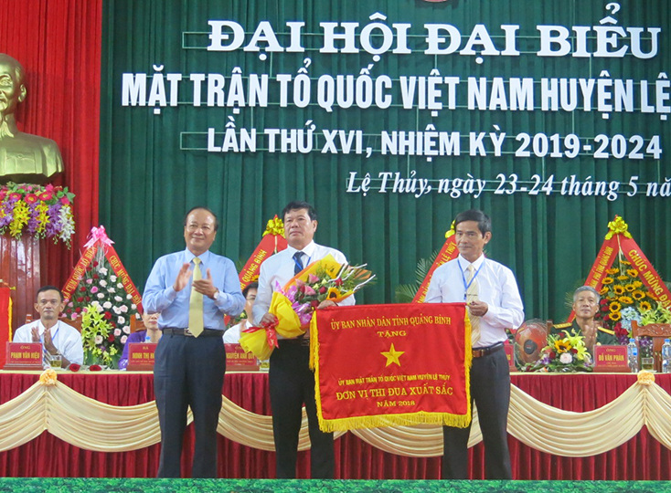 Đồng chí Trần Văn Tuân, Ủy Viên Ban Thường vụ Tỉnh ủy, Chủ tịch Ủy ban MTTQ Việt Nam tỉnh trao cờ thi đua suất sắc trong công tác Mặt trận của UBND tỉnh cho MTTQ Việt Nam huyện Lệ Thủy