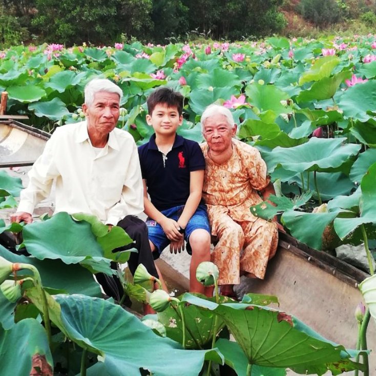Người dân Đồng Hới tranh thủ ghi lại những hình ảnh đẹp vào mùa sen nở.