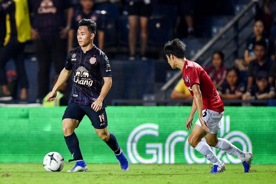  Buriram hiện đang xếp thứ 2, còn Muangthong (áo đỏ) xếp đáy bảng xếp hạng.