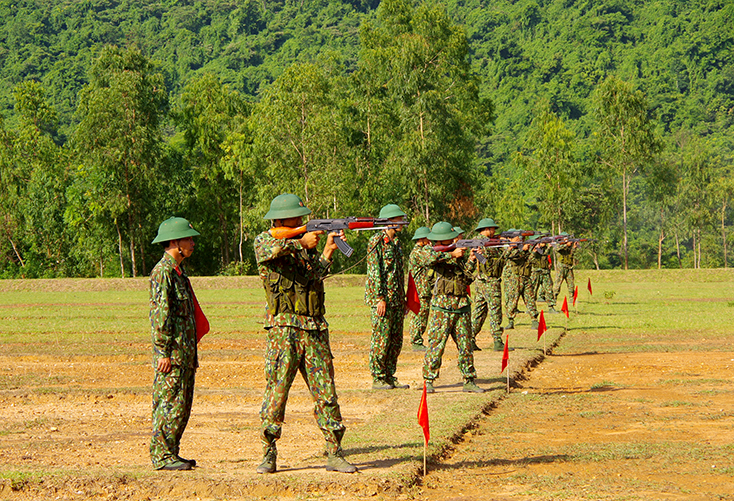 Chiến sỹ mới thực hành nội dung bắn súng tiểu liên AK.