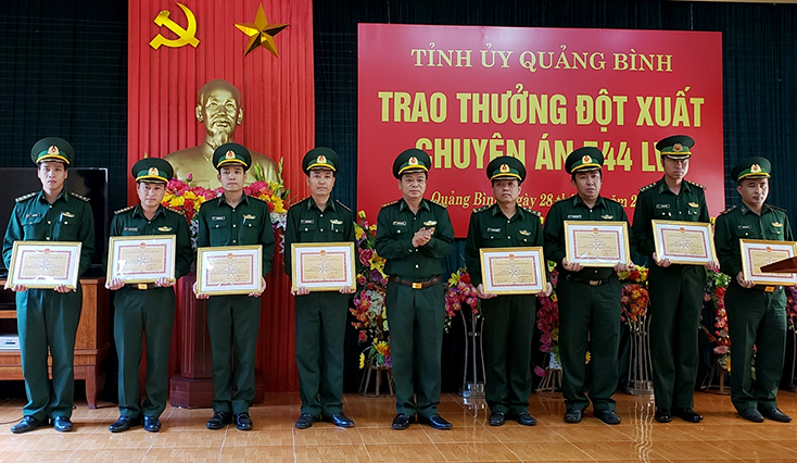 Đại tá Nguyễn Văn Thiện, Chỉ huy trưởng Bộ chỉ huy BĐBP tỉnh trao thưởng cho cán bộ, chiến sỹ phá thành công chuyên án 544Lv.