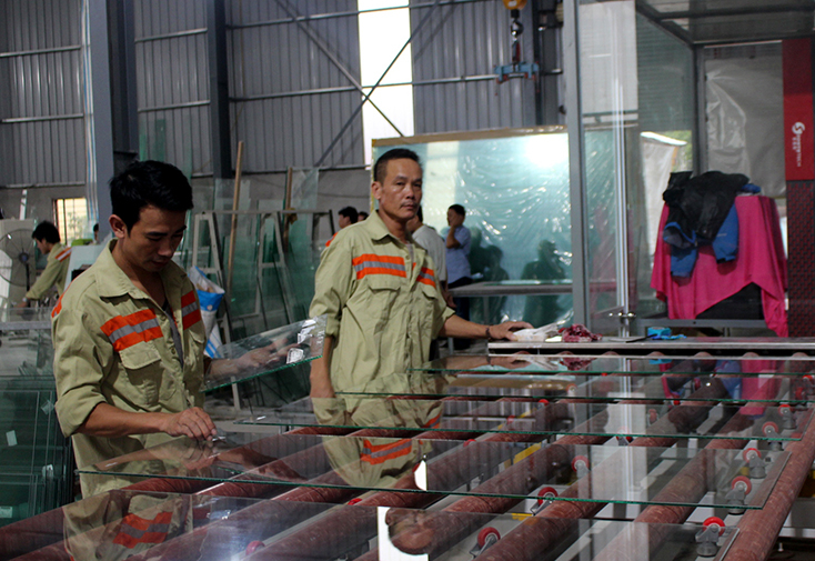 Các doanh nghiệp hoạt động sản xuất công nghiệp vẫn đang gặp khó khăn vì thiếu lao động.