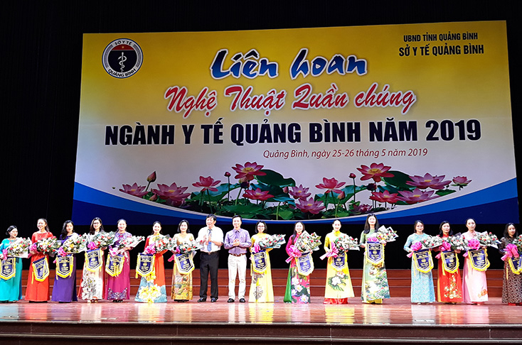 Ban Tổ chức giải tặng hoa, cờ lưu niệm cho các đơn vị tham gia liên hoan