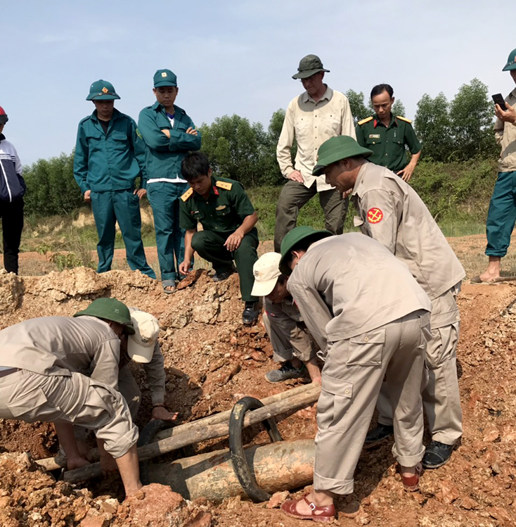 Lực lượng Công binh đang xử lý quả bom.