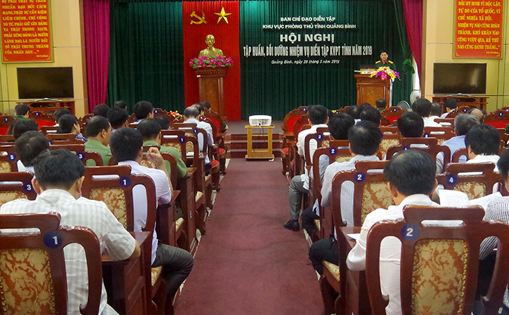Hơn 200 đại biểu tham gia tập huấn, bồi dưỡng nhiệm vụ diễn tập khu vực phòng thủ.