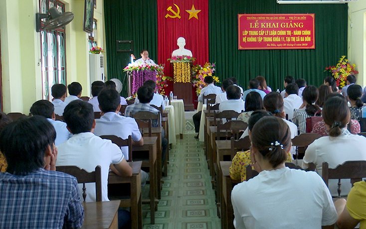 Tham gia lớp trung cấp lý luận chính trị- hành chính có 75 học viên.
