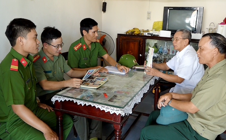 Công an TX. Ba Đồn đến từng nhà dân để tuyên truyền và phát tờ rơi về phòng chống tội phạm.