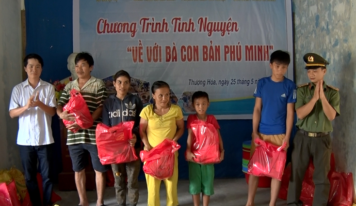 Trao quà cho người dân bản Phú Minh.