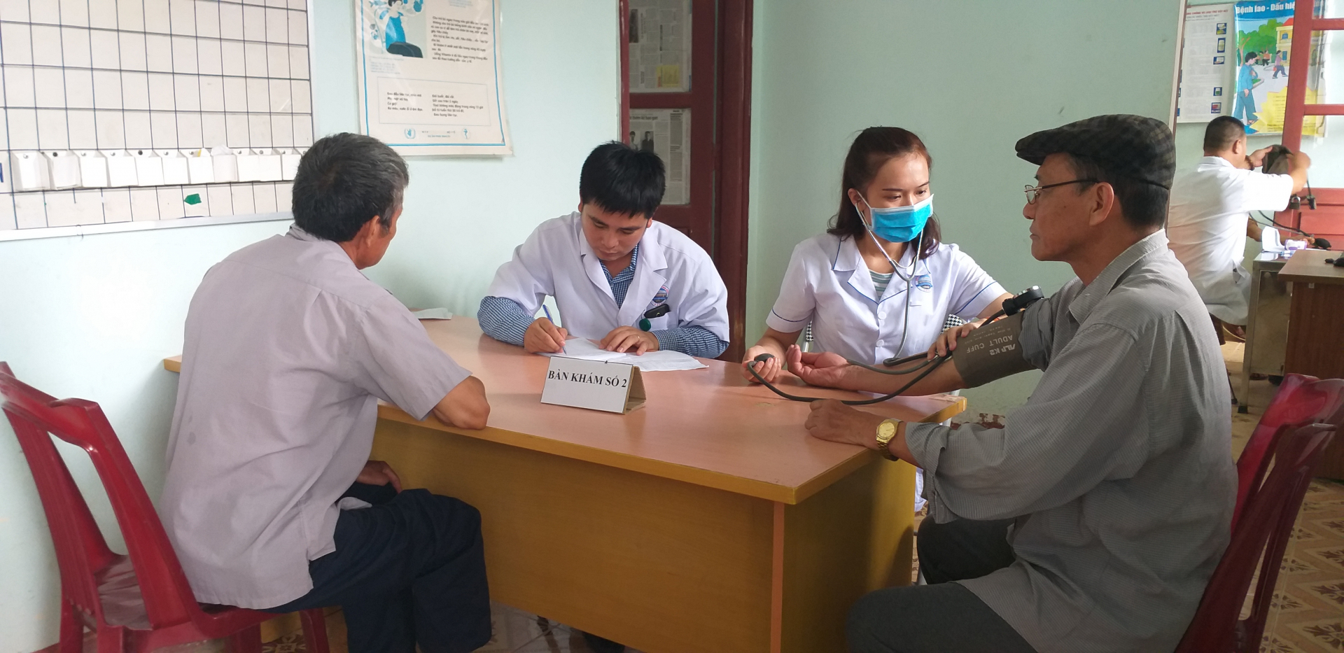 Các y, bác sỹ thăm khám, kê đơn và cấp phát thuốc miễn phí cho người dân