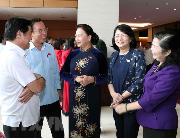 Cai thien moi truong dau tu kinh doanh, loai bo loi ich nhom hinh anh 1Chủ tịch Quốc hội Nguyễn Thị Kim Ngân, Phó Chủ tịch nước Đặng Thị Ngọc Thịnh với các đại biểu trao đổi trong giờ giải lao. (Ảnh:Văn Điệp/TTXVN)
