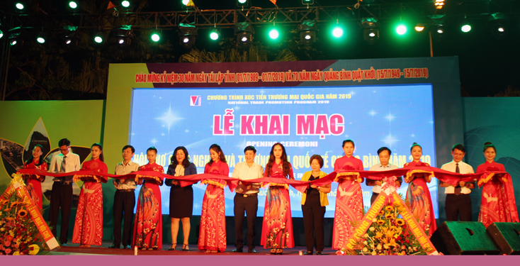 Các đại biểu cắt băng khai mạc hội chợ.