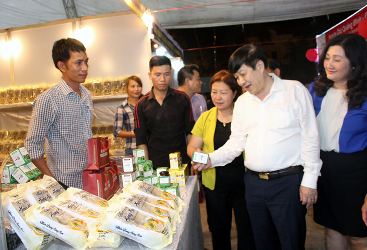 Các đại biểu tham quan gian hàng của HTX sinh thái sông Son (xã Mỹ Trạch, huyện Bố Trạch).