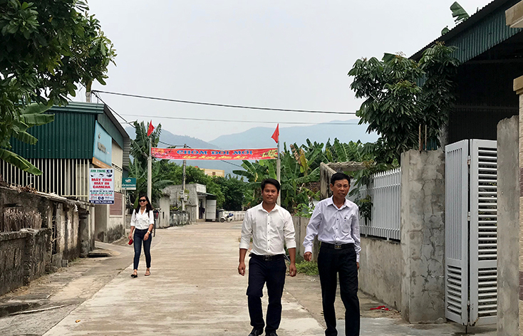 Chòm Nhân Đức, thôn 1 huy động hiệu quả sự đóng góp của nhân dân để bê tông hóa 2 bên hành lang đường giao thông bảo đảm khang trang, sạch đẹp.  