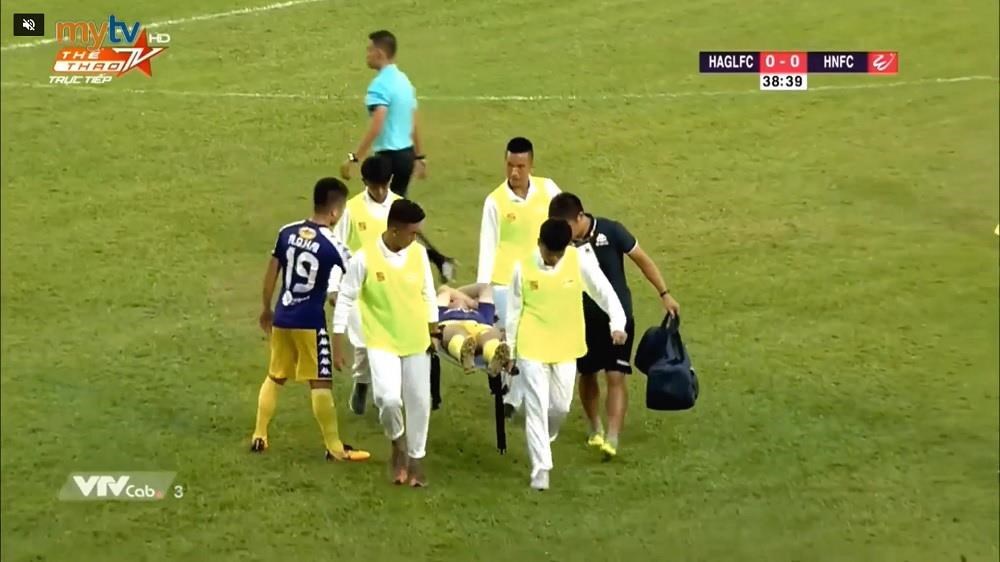  Trung vệ Hà Nội FC nhanh chóng phải rời sân bằng cáng.