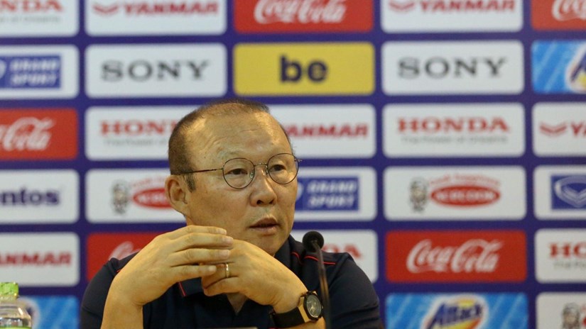   HLV Park Hang-seo trả lời báo chí trước khi sang Thái Lan dự Kings Cup. (Nguồn: VFF)