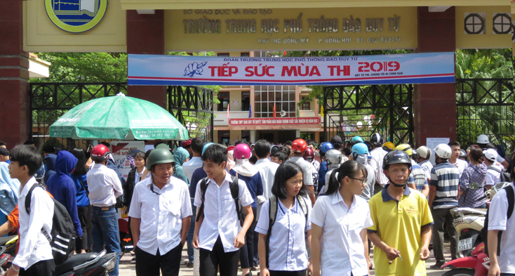 Các thí sinh kết thúc ngày thi đầu tiên tại Hội đồng thi Trường THPT Đào Duy Từ.
