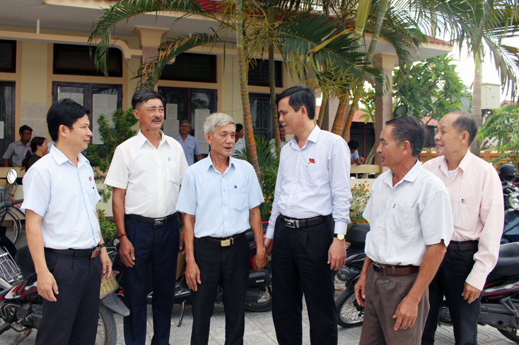 Đồng chí Trần Thắng, Phó Bí thư Thường trực Tỉnh ủy trò chuyện cùng cử tri thị xã Ba Đồn.