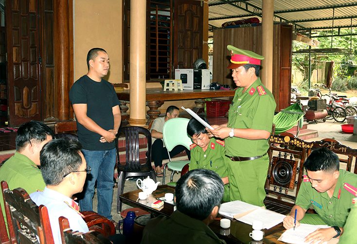 Lực lượng Công an tống đạt các quyết định khởi tố vụ án, khởi tố bị can và lệnh tạm giam đối với Đinh Ngọc Tý.