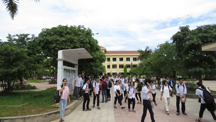 Các thí sinh tại Hội đồng thi Trường THPT chuyên Võ Nguyên Giáp.
