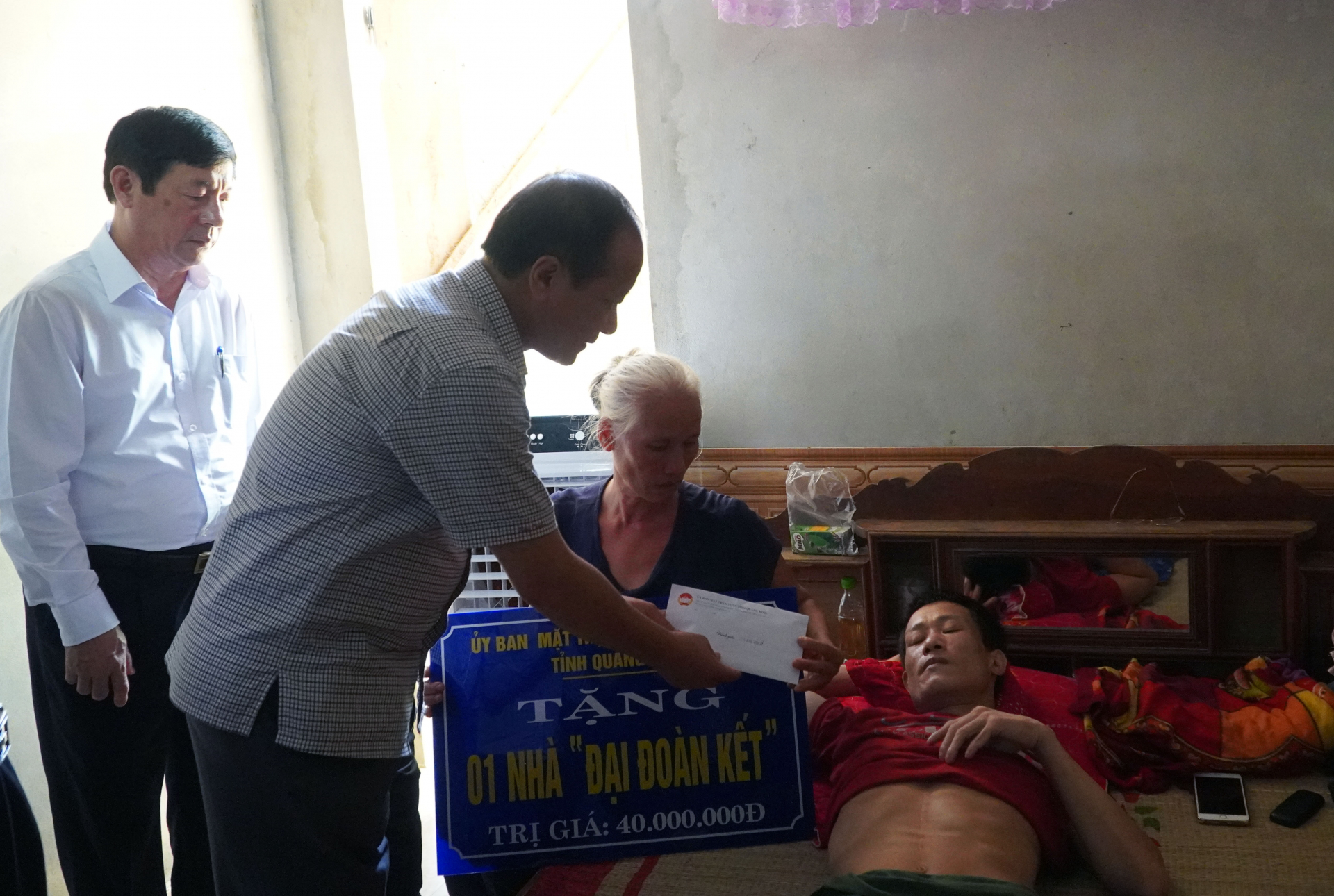 Đồng chí Chủ tịch Ủy ban MTTQVN tỉnh Trần Văn Tuân tặng quà cho anh Trần Văn Thuận