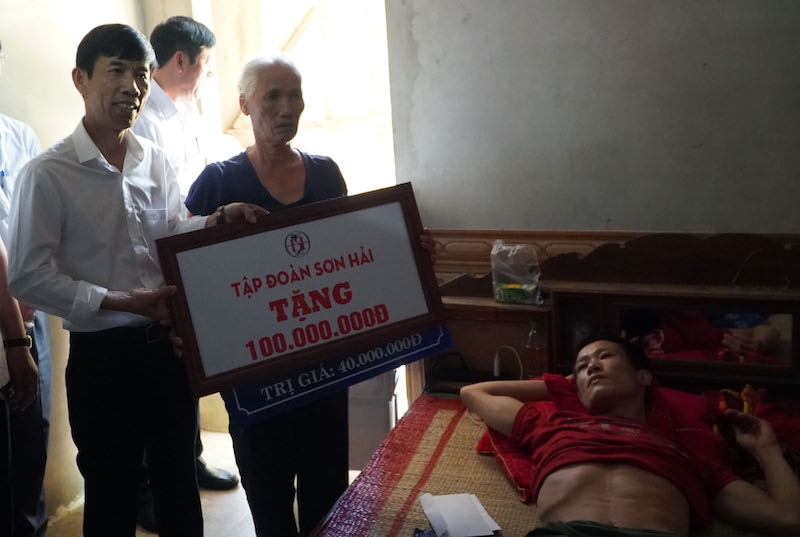 Đại diện Tập đoàn Sơn Hải trao 100 triệu đồng cho gia đình anh Thuận
