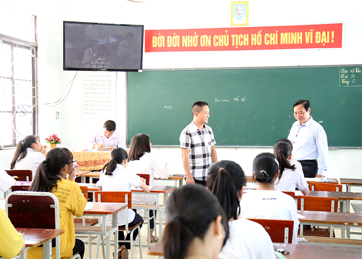 Giám đốc Sở GD-ĐT Đinh Quý Nhân động viên thí sinh tại Hội đồng thi Trường THPT chuyên Võ Nguyên Giáp.
