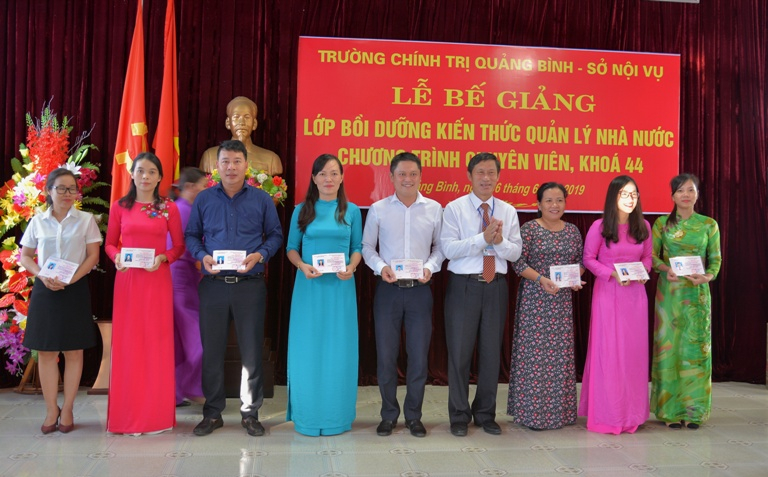 Đại diện lãnh đạo Trường Chính trị tỉnh trao chứng chỉ hoàn thành khóa học cho các học viên.