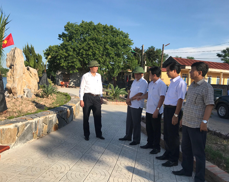 Đồng chí Trần Thắng và đoàn công tác kiểm tra thực tế mô hình khu dân cư kiểu mẫu tại thôn Phan Xá, xã Xuân Thủy