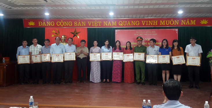   Đồng chí Lê Văn Phúc, Bí thư Thành ủy Đồng Hới khen thưởng các tập thể có thành tích xuất sắc trong thực hiện Tháng văn minh đô thị Đồng Hới năm 2019.