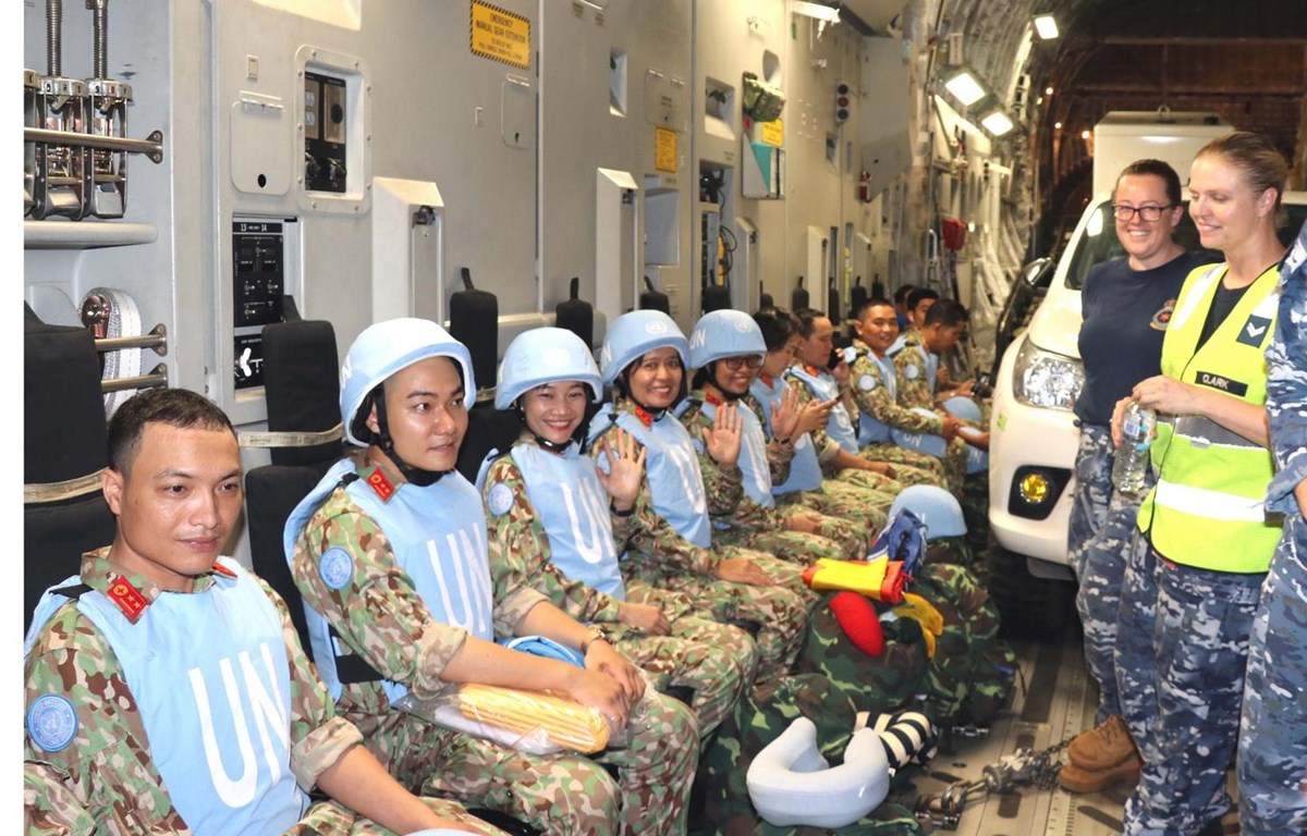 Tong Bi thu: Viet Nam la doi tac tin cay vi hoa binh ben vung hinh anh 1Các sĩ quan quân y Bệnh viện Dã chiến cấp 2 số 1 trên máy bay C17 của Lực lượng Không quân Hoàng gia Australia chuẩn bị lên đường sang Nam Sudan nhận nhiệm vụ. (Ảnh: Xuân Khu/TTXVN)
